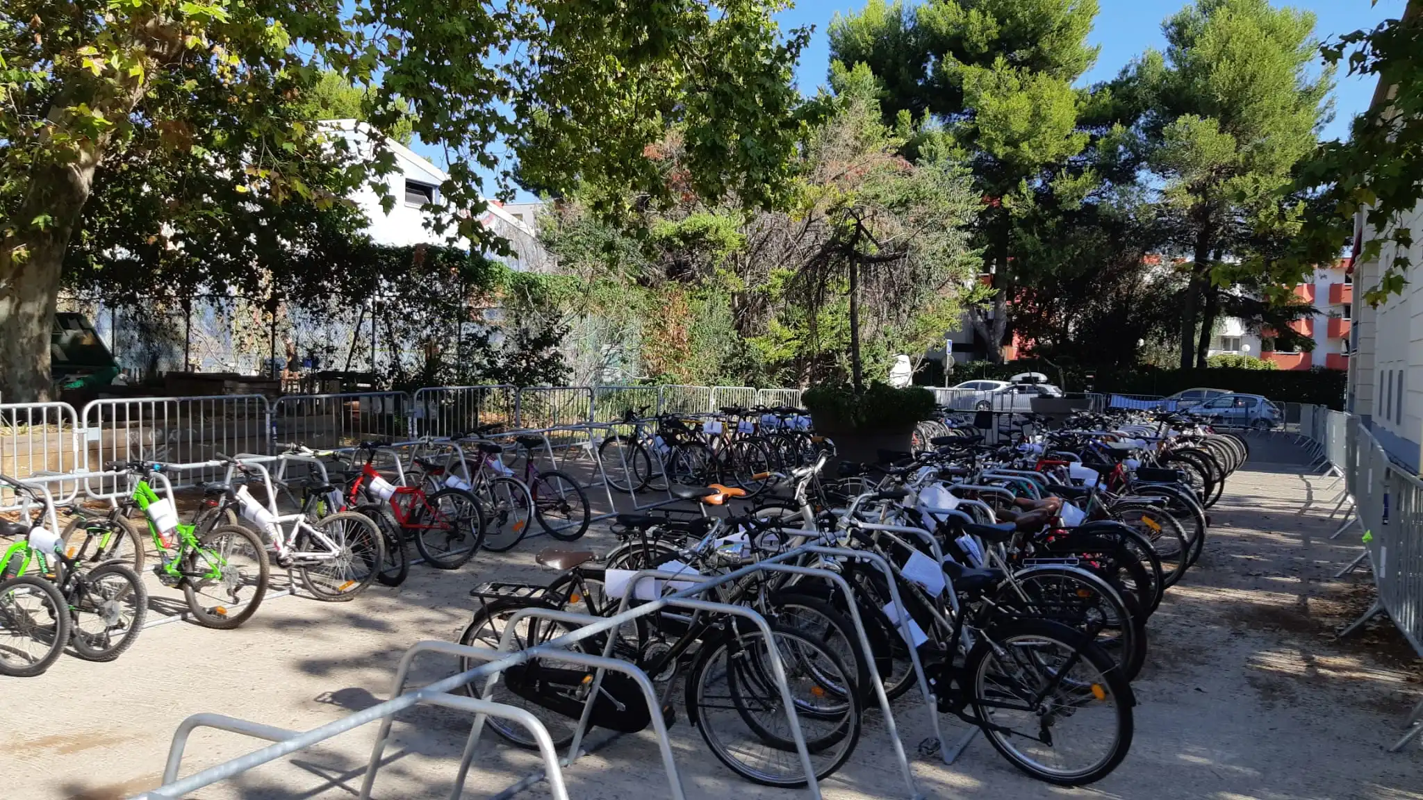 Vélos rangés sur des rack pour la vente.